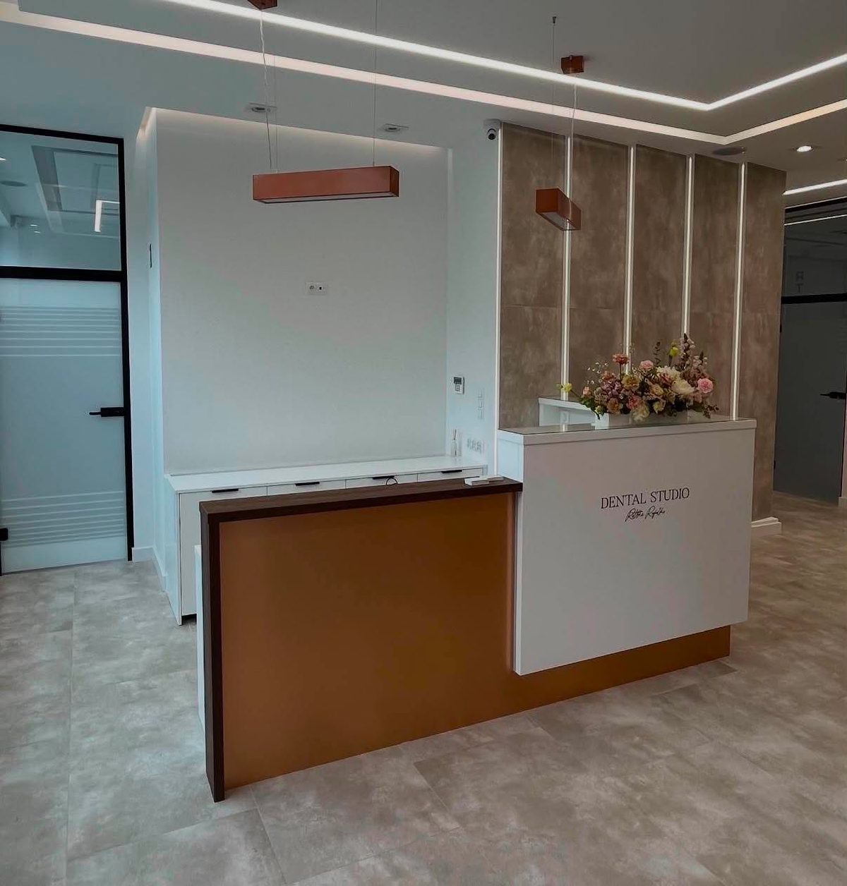 Recepcja gabinetu stomatologicznego - zabudowa komercyjna na wymiar od Pol-Mebel